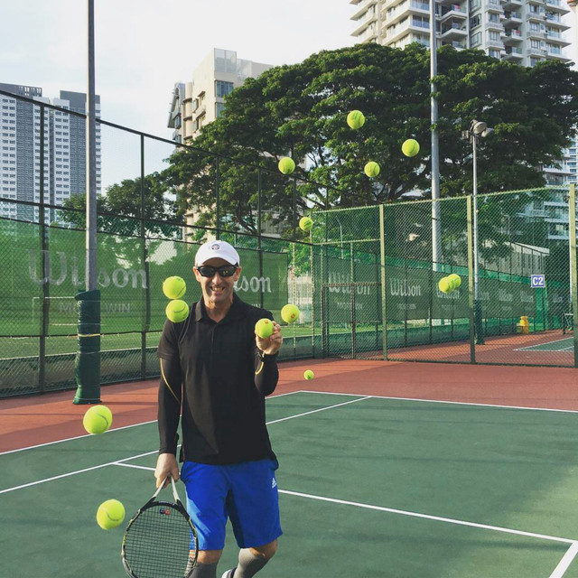 Jay Davern  Quick Tennis Tips: how to put on an over grip for